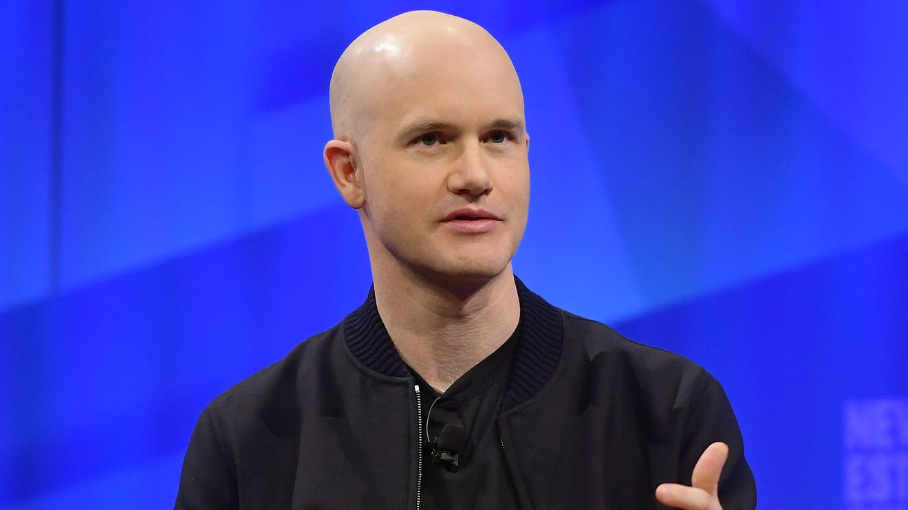 Coinbase Co-Founder Backs XRP Lawyer John Deaton Against Senator Warren